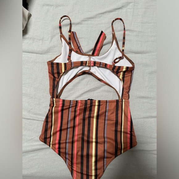 ONE PIECE SWIMSUIT NEVER WORN - Picture 4 of 6